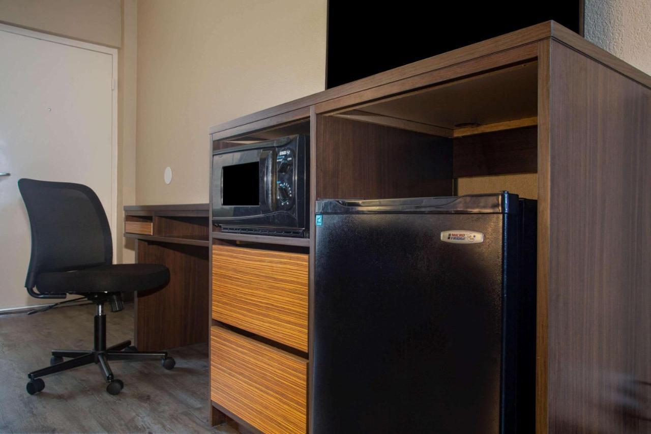 Super 8 By Wyndham Mobile I-65 Hotel Buitenkant foto